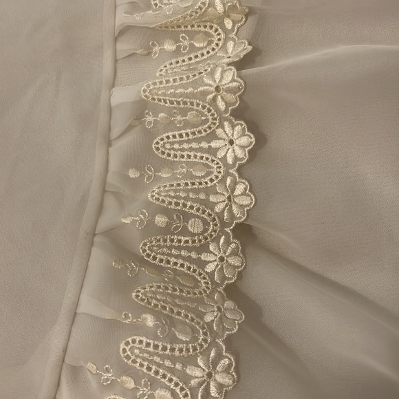 Vintage 1970s Long Sleeve Wedding Gown with Train Size Small Lace Daisy Details - Picture 11 of 15